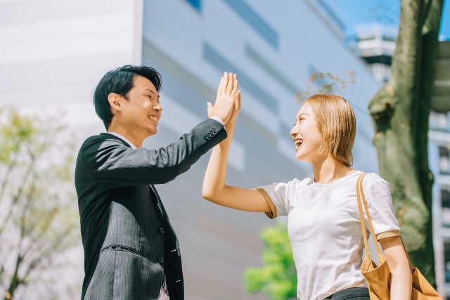 女性とハイタッチする男性